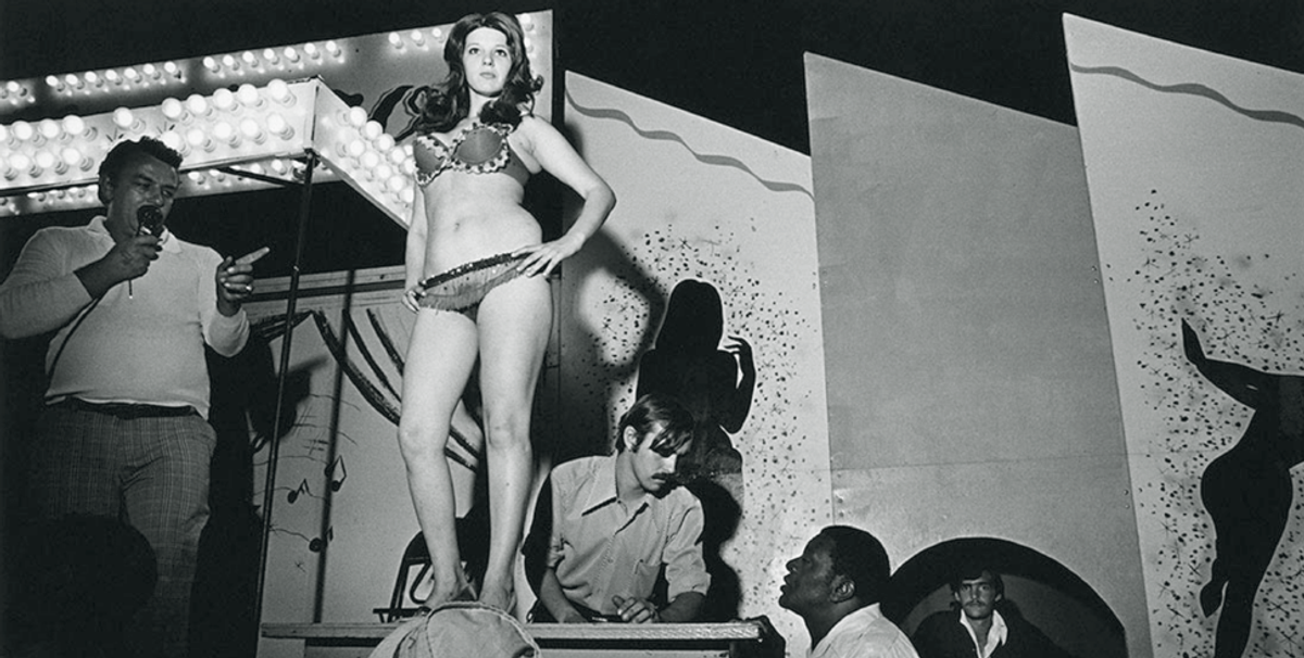 Susan Meiselas, Lena juchée sur sa caisse, Essex Junction, Vermont, 1973, série Carnival Strippers, 1972-1975. © Susan Meiselas/Magnum Photos