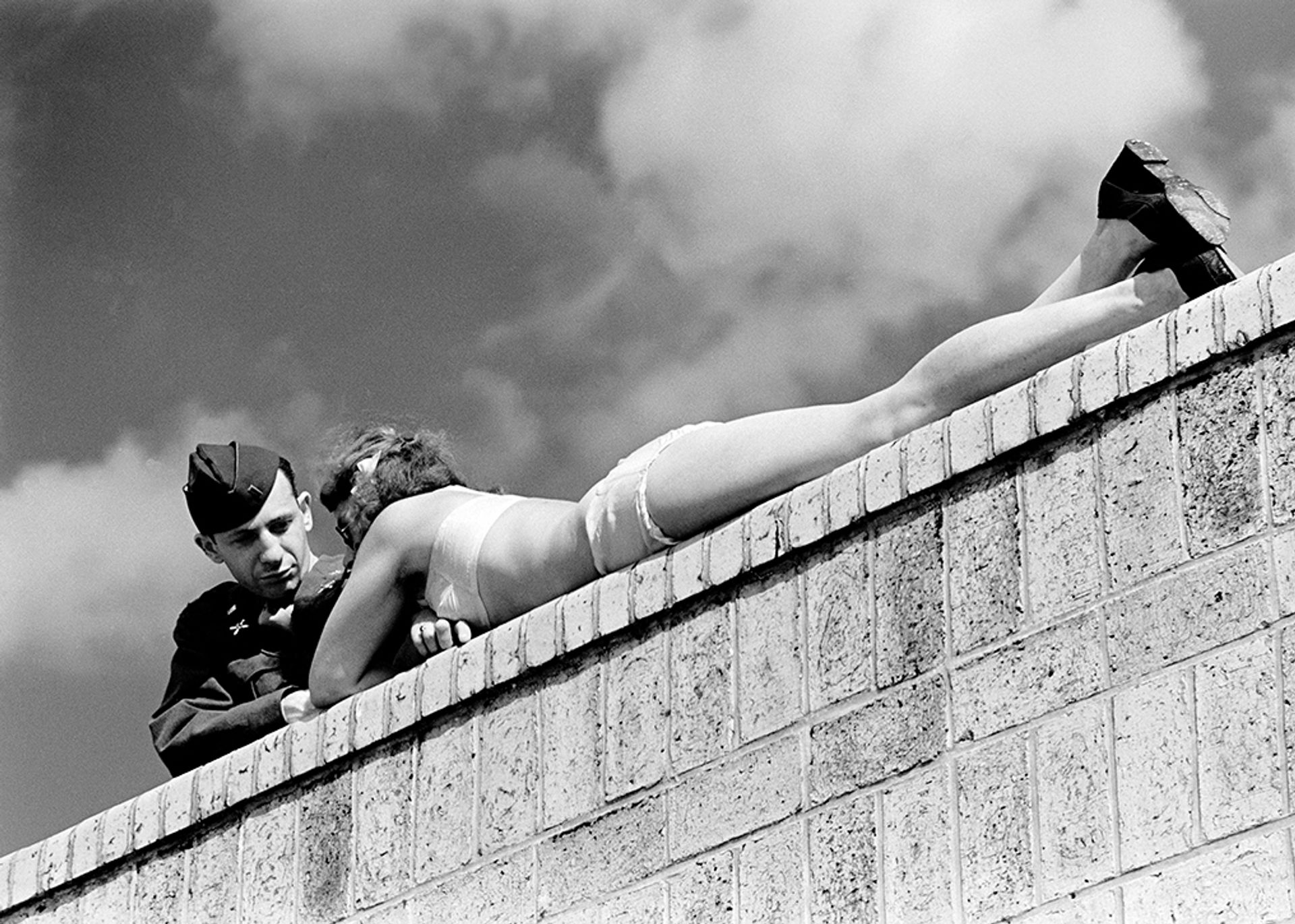 Margaret Bourke-White (1904-1971), Soldat Américain bavardant avec une jeune allemande dans le Berlin d’après-guerre, Allemagne, 1945, 40 x 60 cm, édition spéciale 1/1. Estimé 1 500- 2 500 euros. Courtesy Cornette de Saint Cyr.