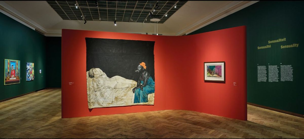 Vue de l’exposition « When We See Us. Un siècle de peinture figurative panafricaine », Palais des Beaux-Arts, Bruxelles, Belgique, 2025. Au premier plan : Roméo Mivekannin, Le Modèle noir, d’après Félix Vallotton, 2019, acrylique sur nappes. Courtesy de la Jochen Zeitz Collection, Le Cap et de Bozar. Photo D.R.