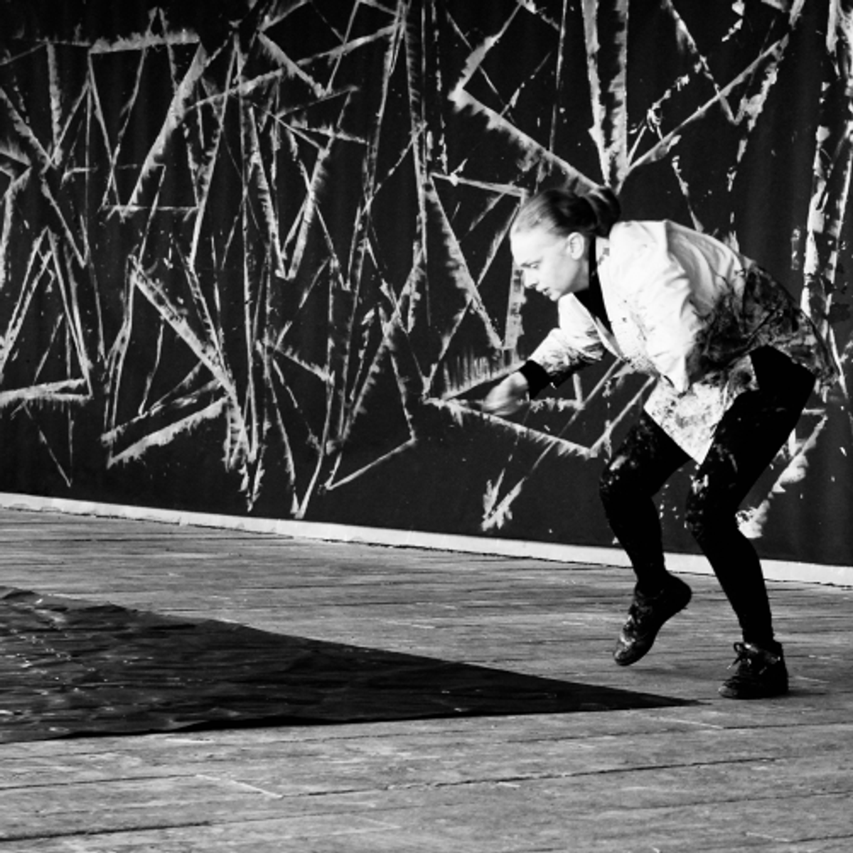 Alice Anderson performant THE RITUAL OF THE SHAPES, Atelier Calder, Saché, 2019 D.R.