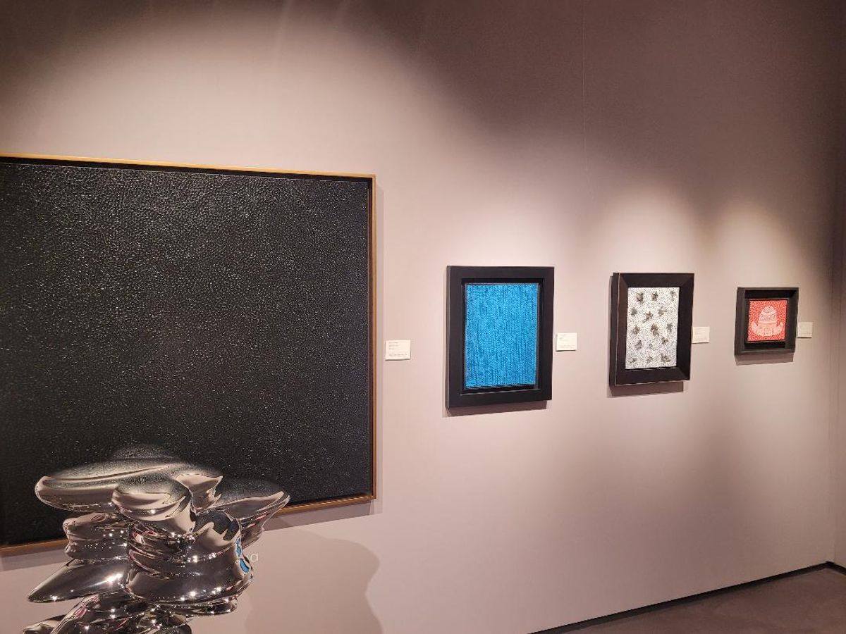 Cimaise consacrée à Yayoi Kusama chez Von Vertes. Photo : A.C.