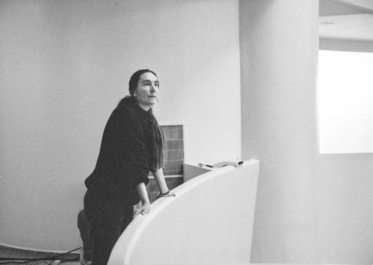 Jenny Holzer pendant l'installation de son exposition en décembre 1989 au Solomon R. Guggenheim Museum, New York. Photo : Michele Perel. © Solomon R. Guggenheim Foundation, New York