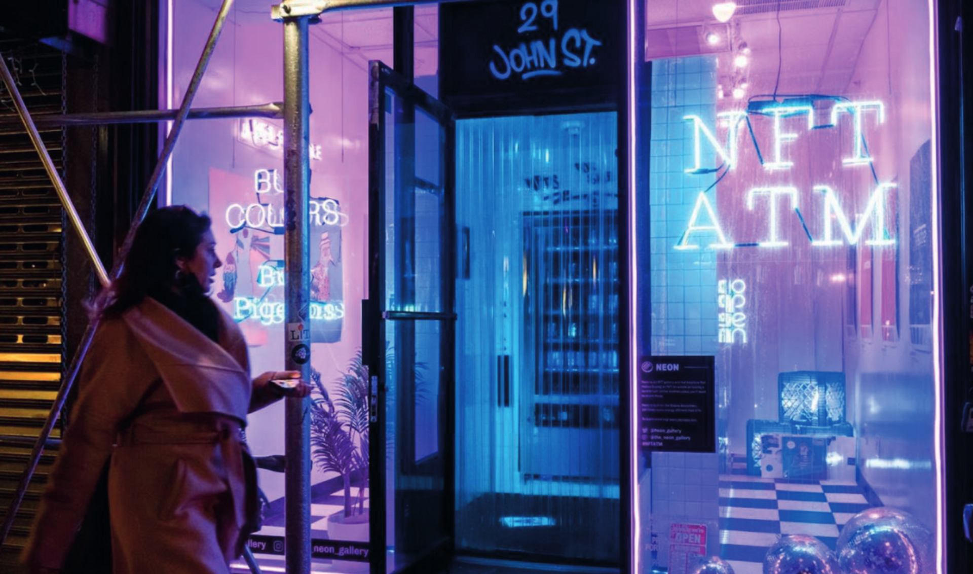 Un distributeur automatique de NFT a ouvert dans le centre de Manhattan, à New York, en novembre dernier. En 2021, le marché valait plus de 17 milliards de dollars ; depuis, la moyenne quotidienne des ventes individuelles a chuté de 92 %. Alamy Stock Photo