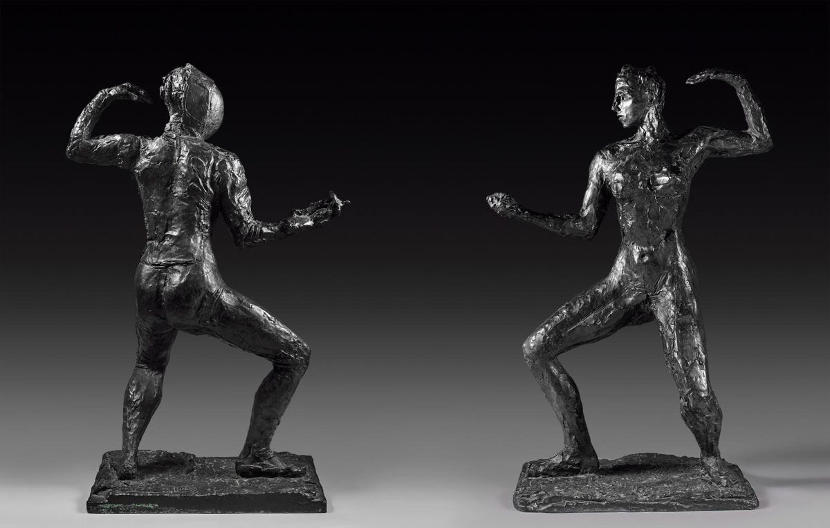 Germaine Richier, L’Escrimeuse avec masque et L’Escrimeuse, 1943, épreuves en bronze à patine brun-vert, 101 x 70 x 33,5 cm et 101 x 68,5 x 35,5 cm. Courtesy Beaussant Lefèvre & Associés