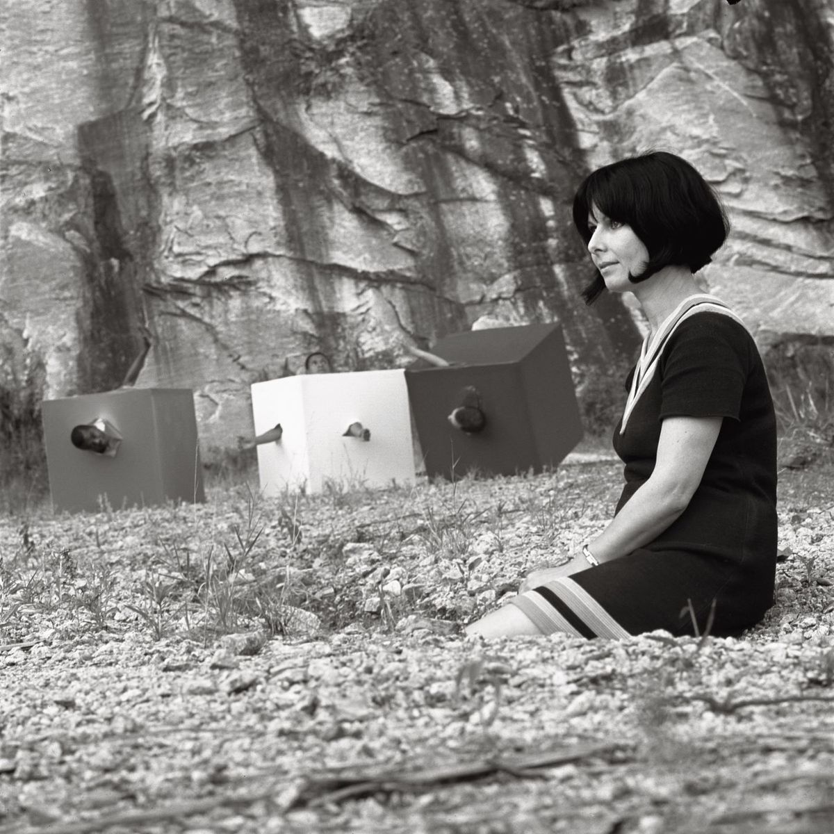 Lygia Pape et Trio do embalo maluco dans une carrière près de chez elle, Rio de Janeiro, 1967. Photo : droits réservés, Courtesy Projeto Lygia Pape