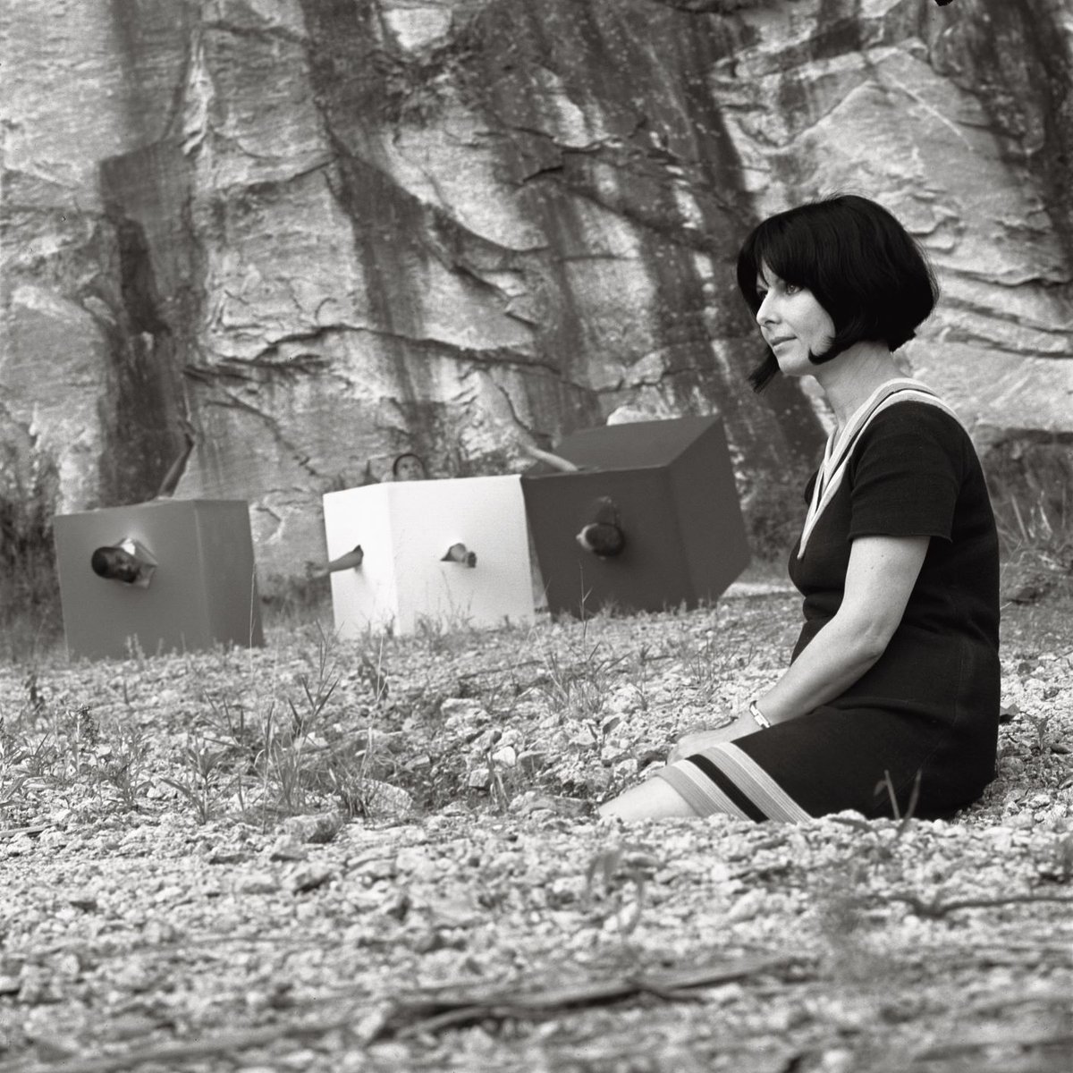 Lygia Pape et Trio do embalo maluco dans une carrière près de chez elle, Rio de Janeiro, 1967. Photo : droits réservés, Courtesy Projeto Lygia Pape