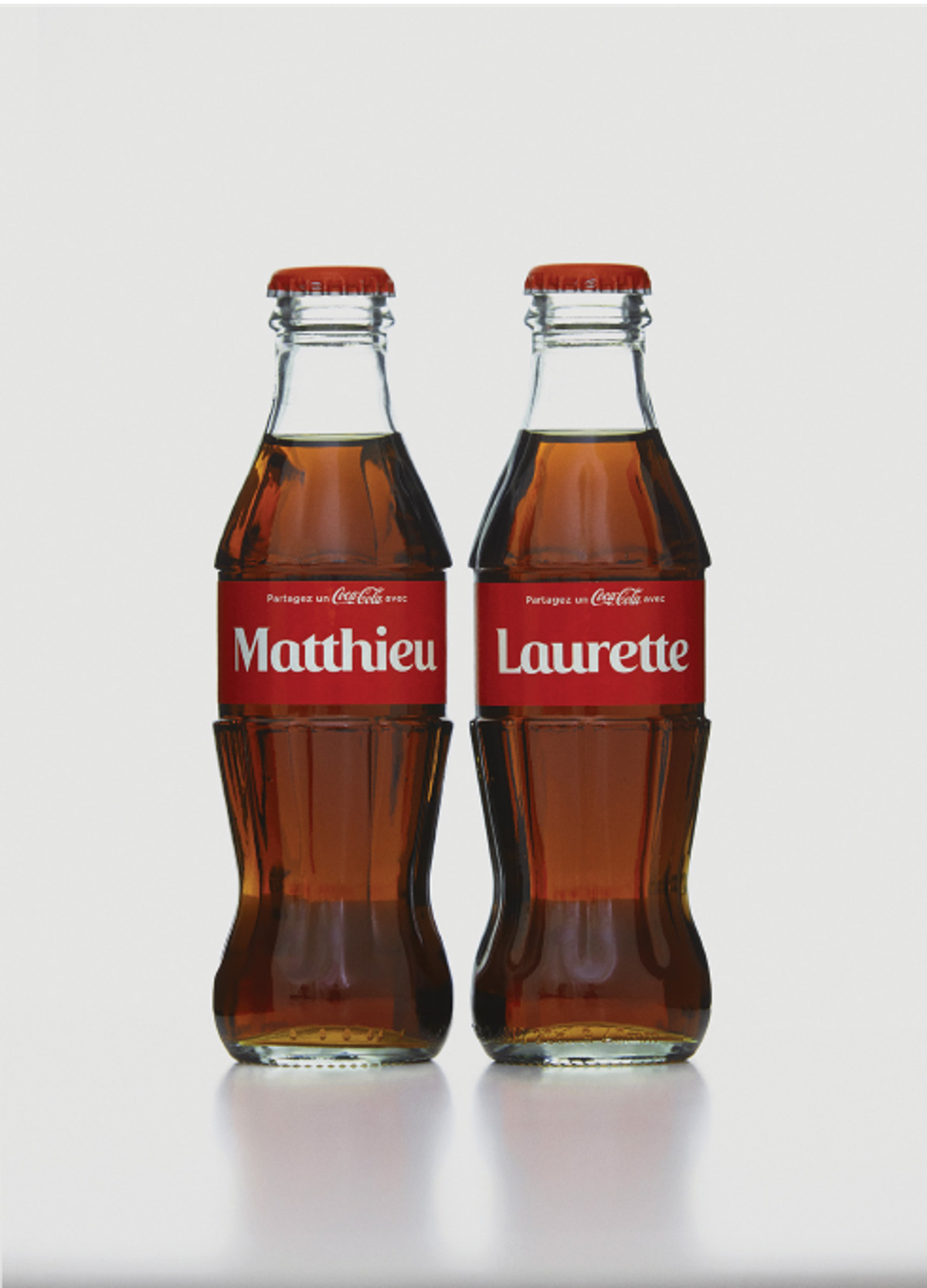 Matthieu Laurette, Self-Portrait, série Ideological Shopping, 2014/2023, 2 bouteilles de Coca-Cola avec leurs étiquettes originales imprimées industriellement portant le prénom et le nom de l’artiste. Courtesy de Matthieu Laurette. Photo Devin Blair
