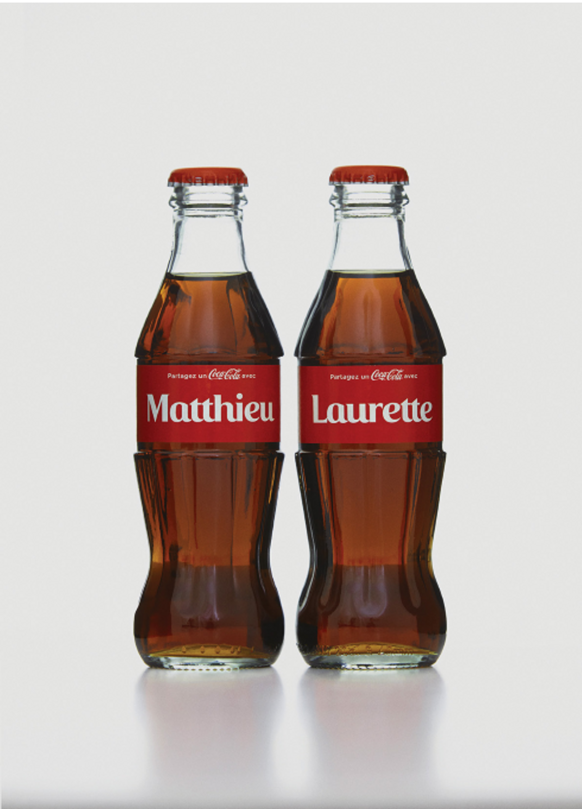 Matthieu Laurette, Self-Portrait, série Ideological Shopping, 2014/2023, 2 bouteilles de Coca-Cola avec leurs étiquettes originales imprimées industriellement portant le prénom et le nom de l’artiste. Courtesy de Matthieu Laurette. Photo Devin Blair