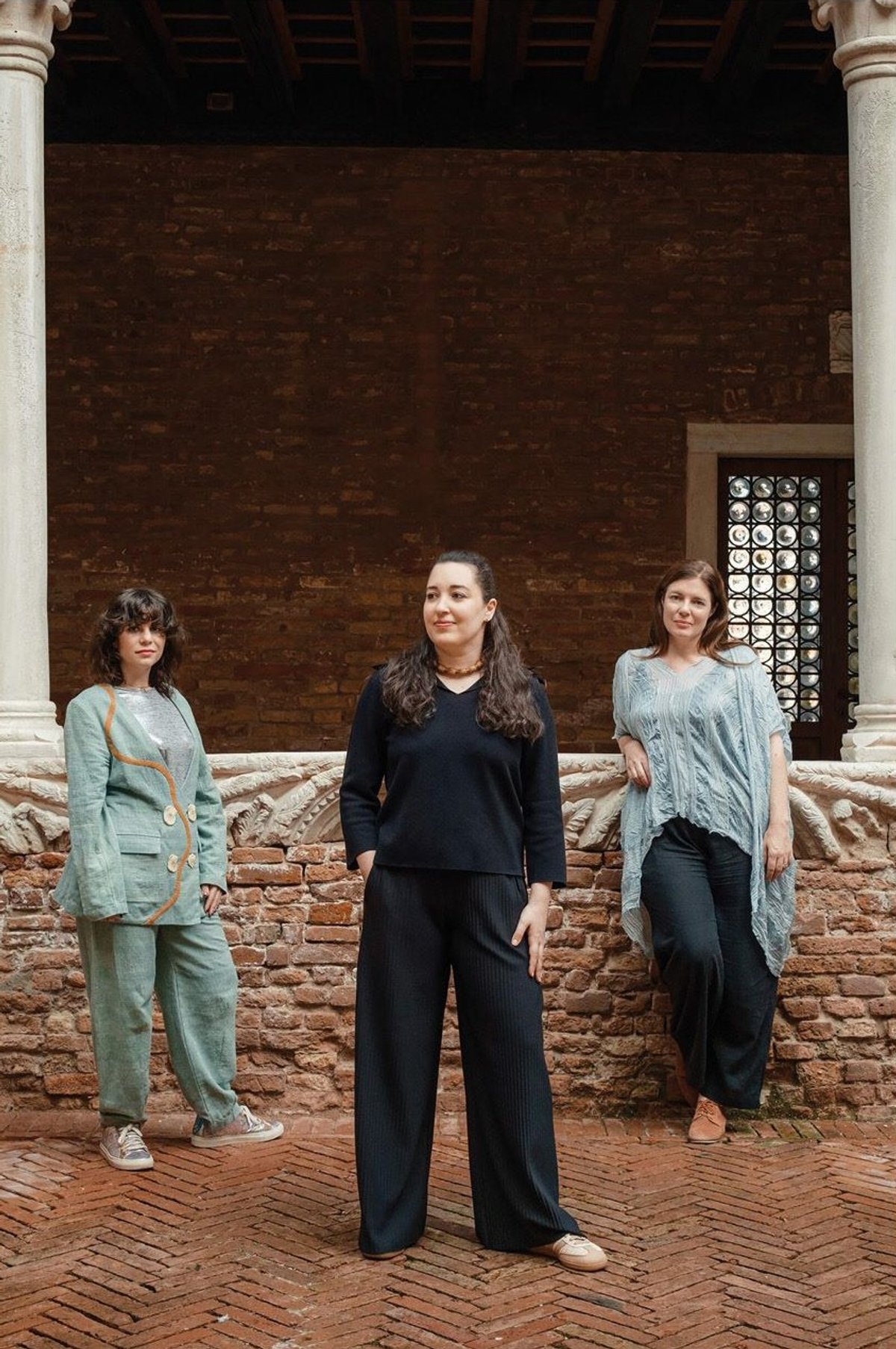 De gauche à droite : Hafsa Alkhudairi (commissaire assistante), Dana Awartani et Antonia Carver (commissaire), Venise, 2025. Courtesy du ministère de la Culture d’Arabie saoudite. Photo Alvise Busetto
