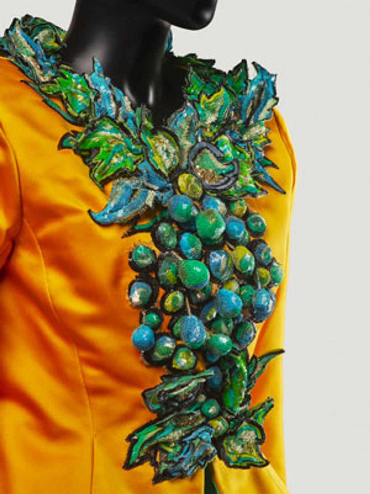 Veste Yves Saint Laurent en satin cuir anis brodée par la Maison Lesage et nommée « Hommage à Bonnard ». Courtesy Artcurial