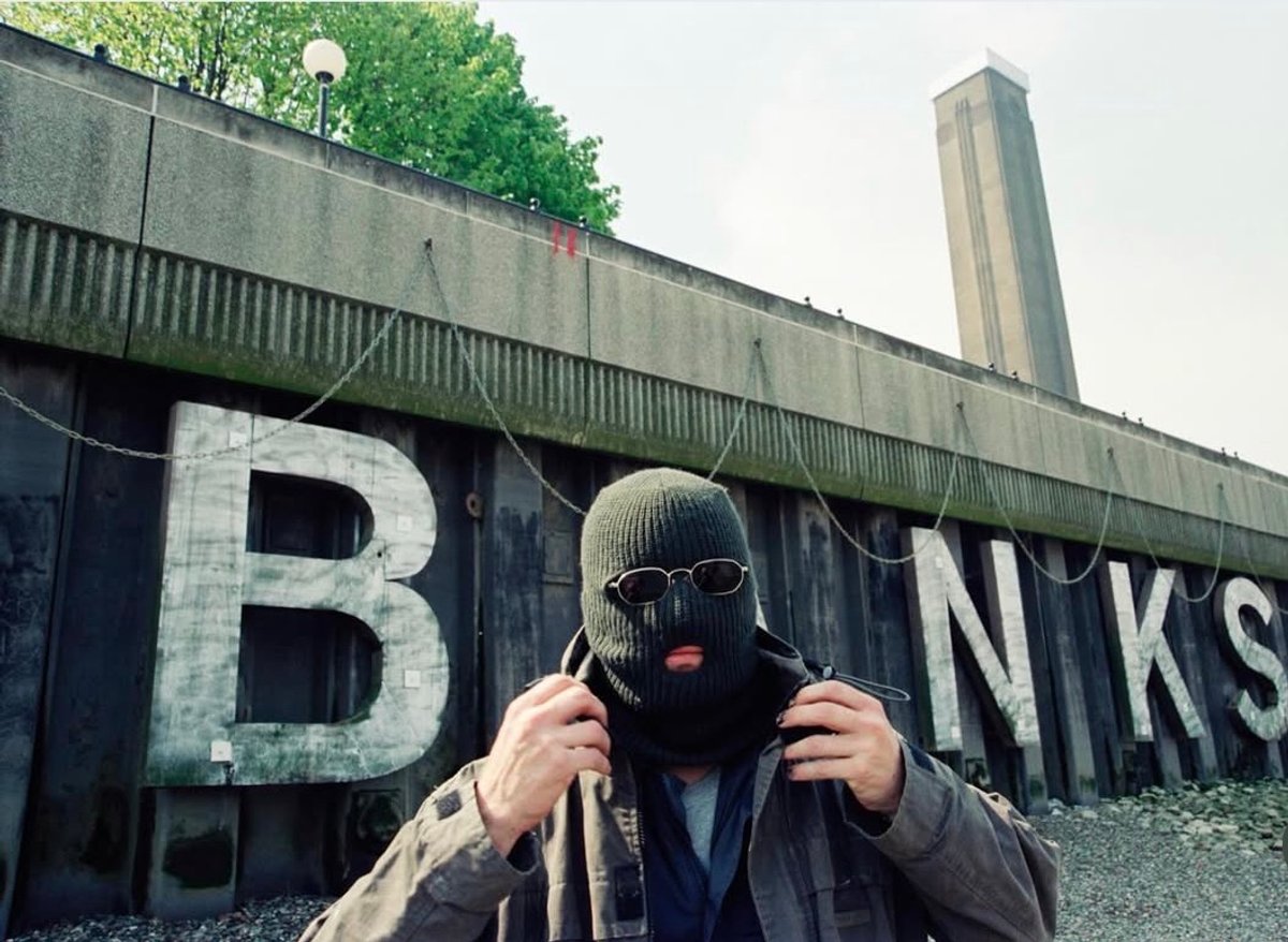 Un portrait de Banksy masqué. Instagram Steve Lazarides