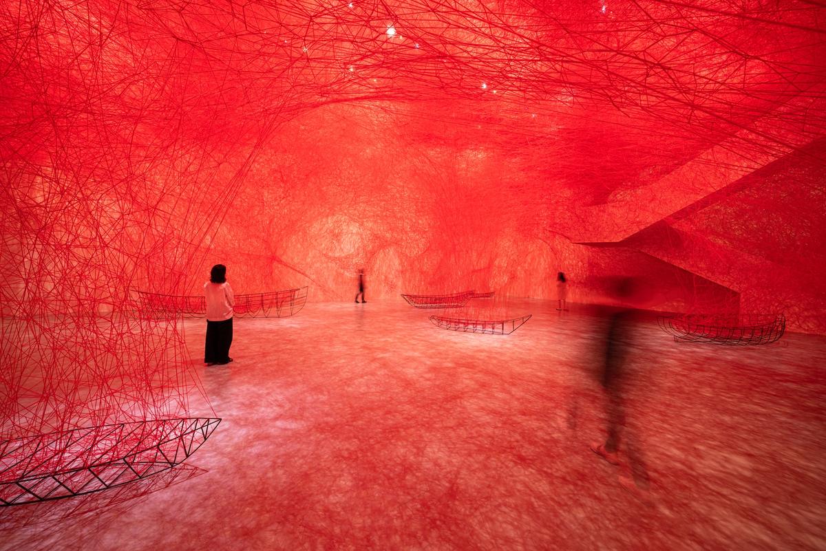 Vue de l’installation Uncertain Journey (cadre métallique et laine rouge) de Chiharu Shiota dans l’exposition « The Soul Trembles », Taipei Fine Arts Museum, 2021.
© Photo Guan-Ming Lin