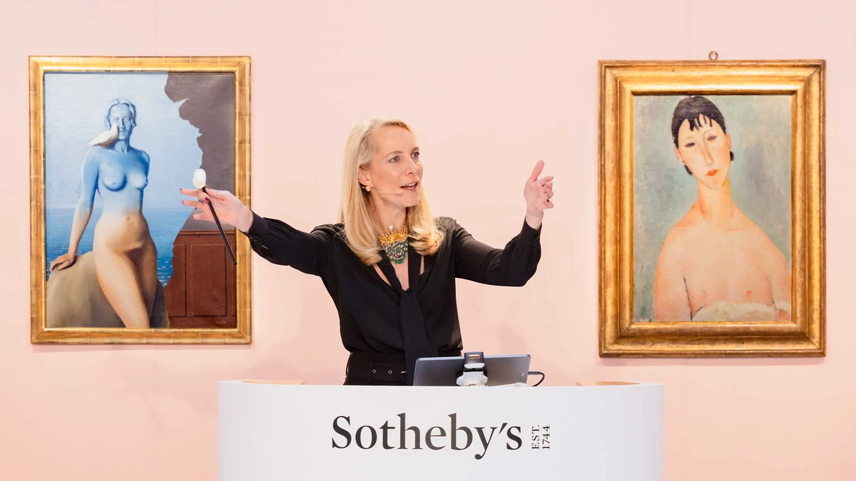 Buste d'Elvira d'Amedeo Modigliani (à droite), vendu aux enchères le 24 octobre à Paris pour 27 millions d'euros chez Sotheby's. © Sotheby’s. Photo : Thomas Ledoux