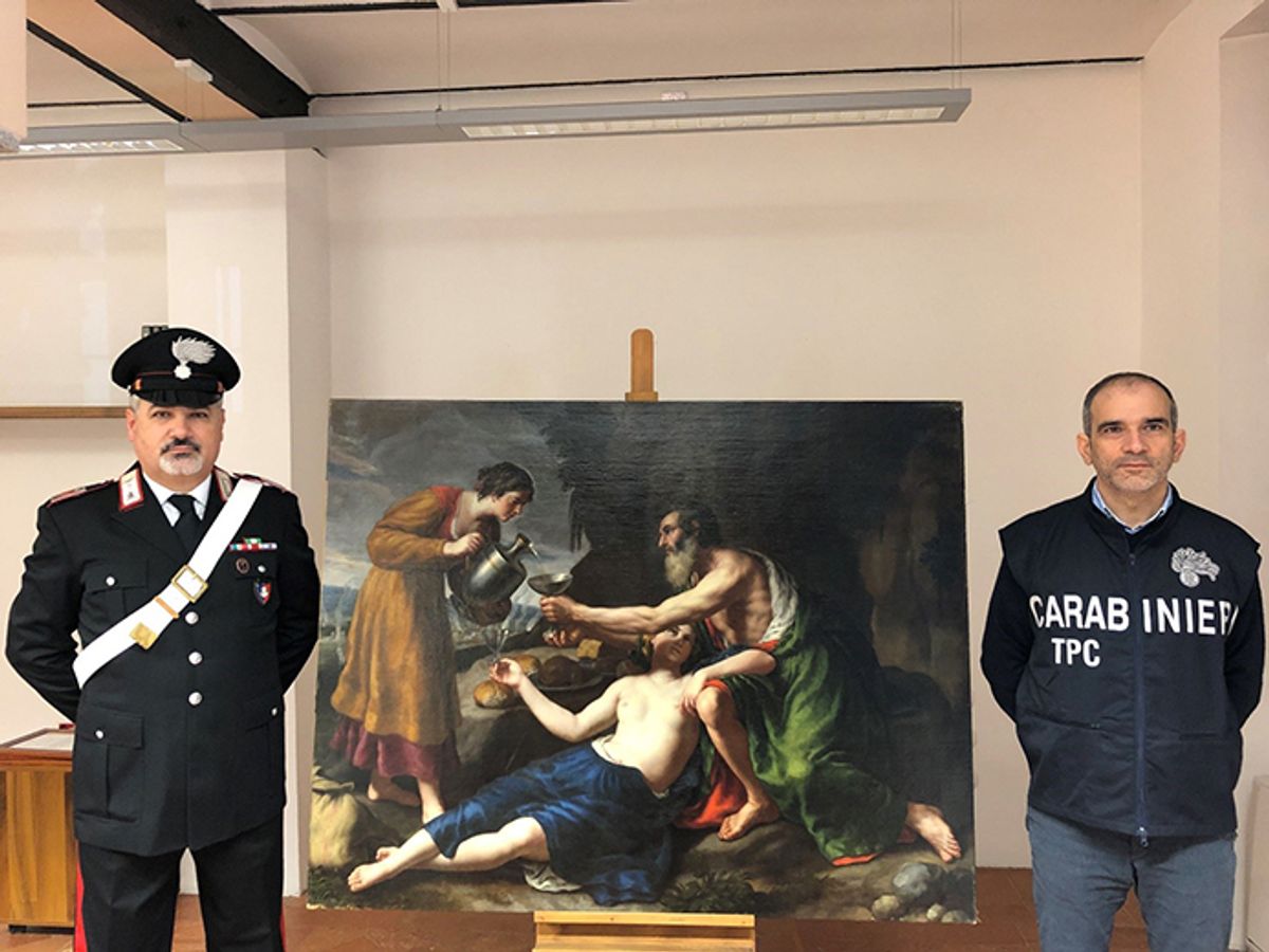 Les Carabiniers encadrants l’œuvre retrouvée attribuée à Nicolas Poussin. Photo : via Twitter