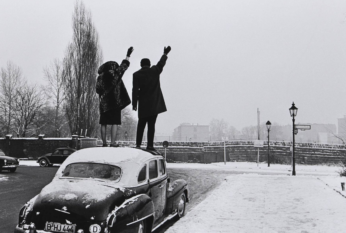 Léon Herschritt, Noël à Berlin, sur le toit, 1961. Courtesy Millon