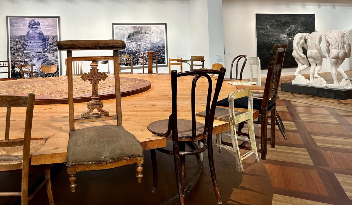 Vue de l’exposition « J’ai une famille » au musée national de l’Histoire de l’immigration, à Paris, avec des œuvres de Chen Zhen, Du Zhenjun, Yan Pei-Ming et Wang Du. Photo : Philippe Régnier