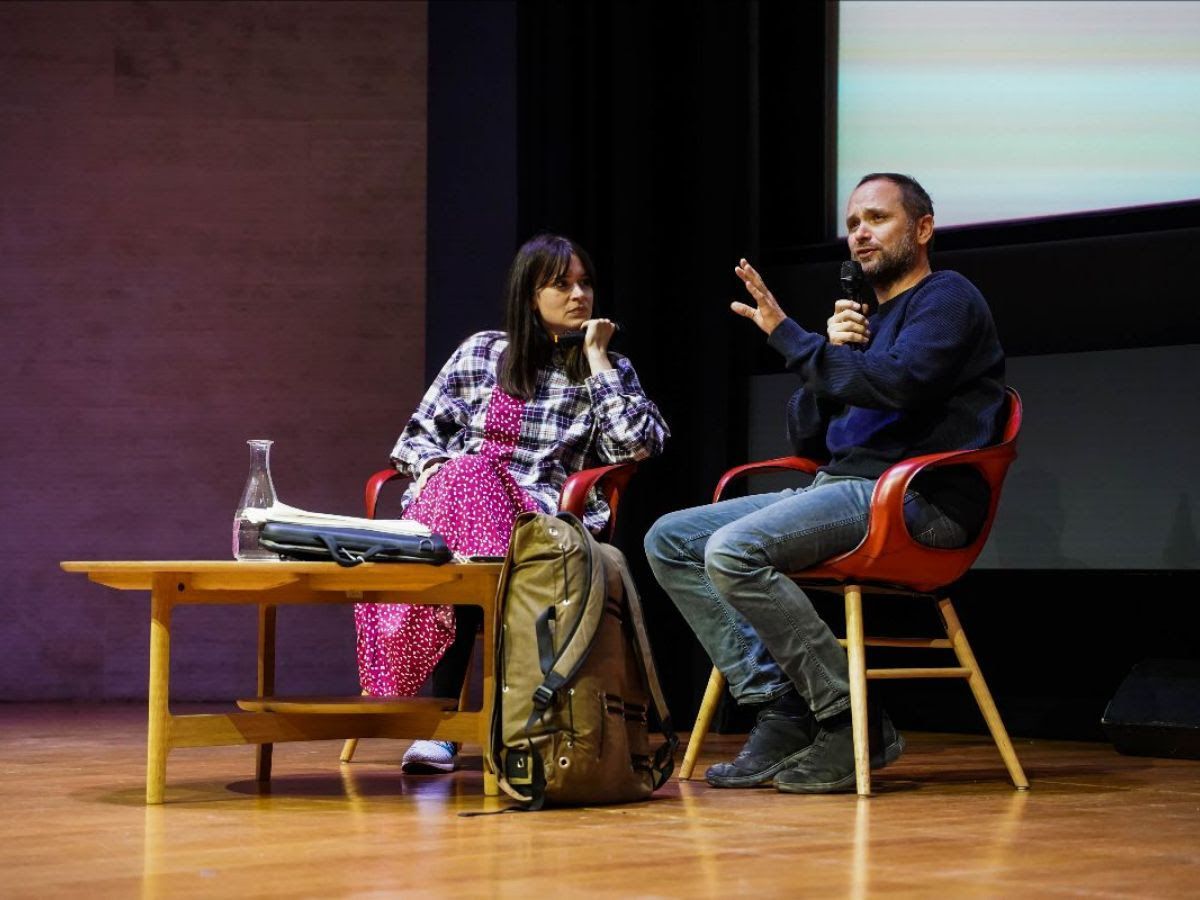 Rebecca Lamarche-Vadel et Tomás Saraceno lors du colloque 2019 de Thanks for Nothing à l’auditorium du musée du Louvre. © D.R.