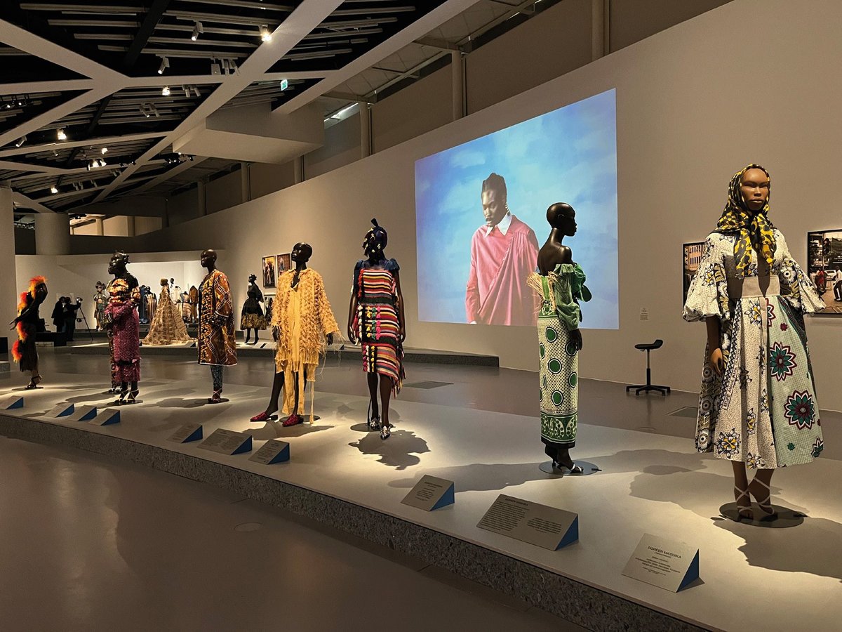 Vue de l’exposition «Africa Fashion», musée du quai Branly – Jacques Chirac, Paris, 2026. Courtesy du musée du quai Branly – Jacques Chirac. Photo D.R.
