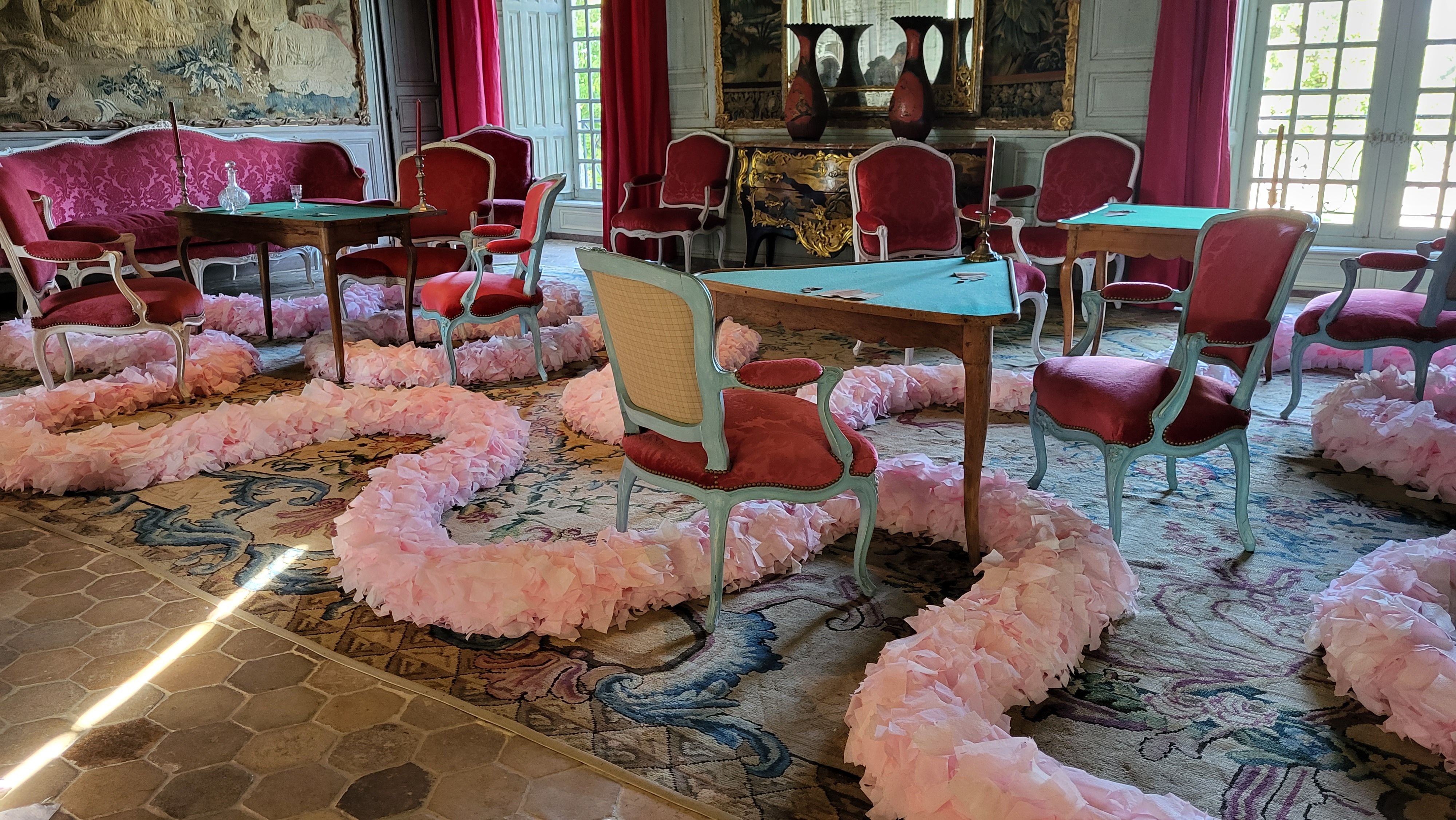 Michel Blazy, Mille feuilles, au château de Talcy. © Michel Bazy / ADAGP