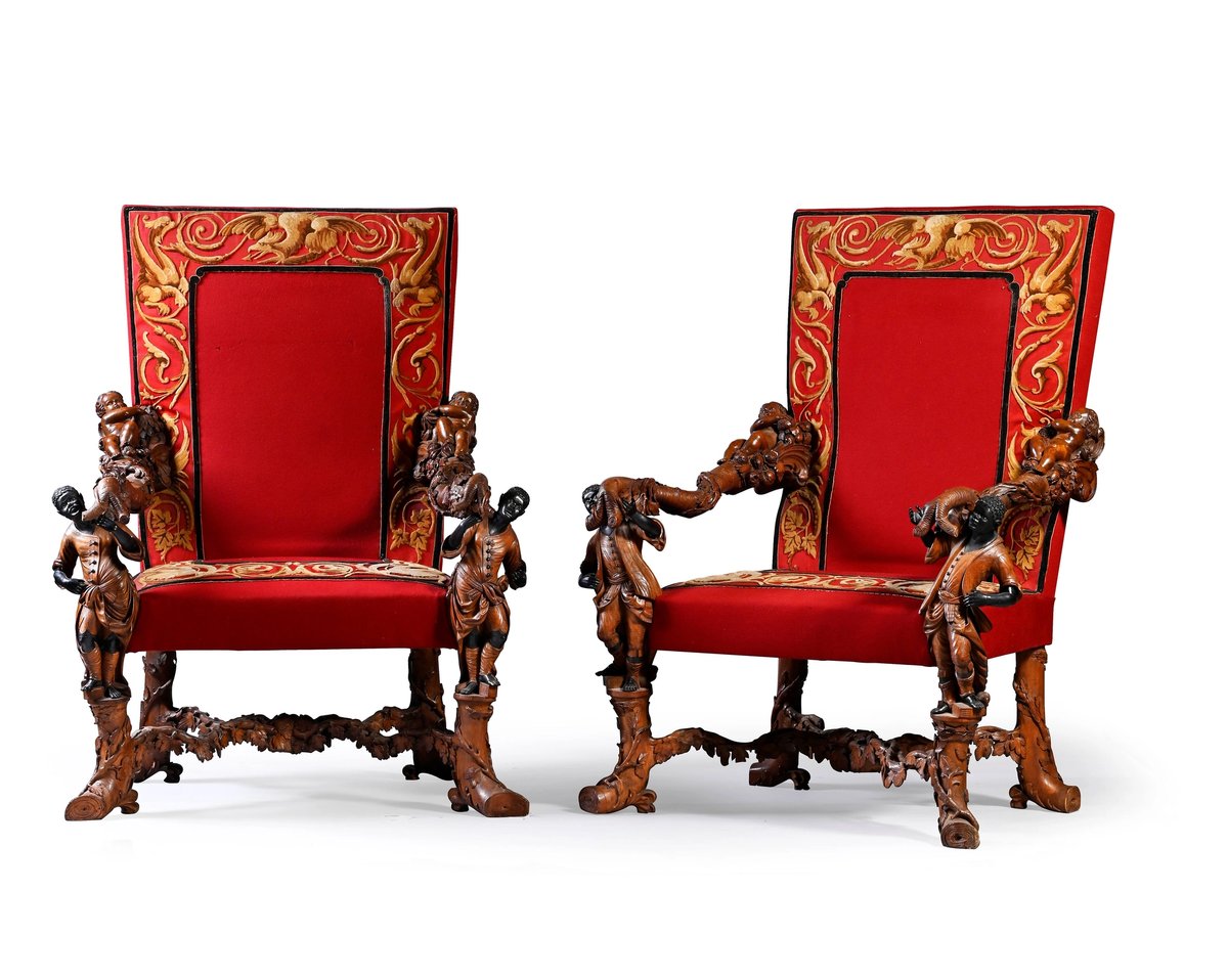 Paire de fauteuils d’apparat, noyer sculpté, travail vénitien de la fin du XIXe siècle. Courtesy Coutau-Bégarie