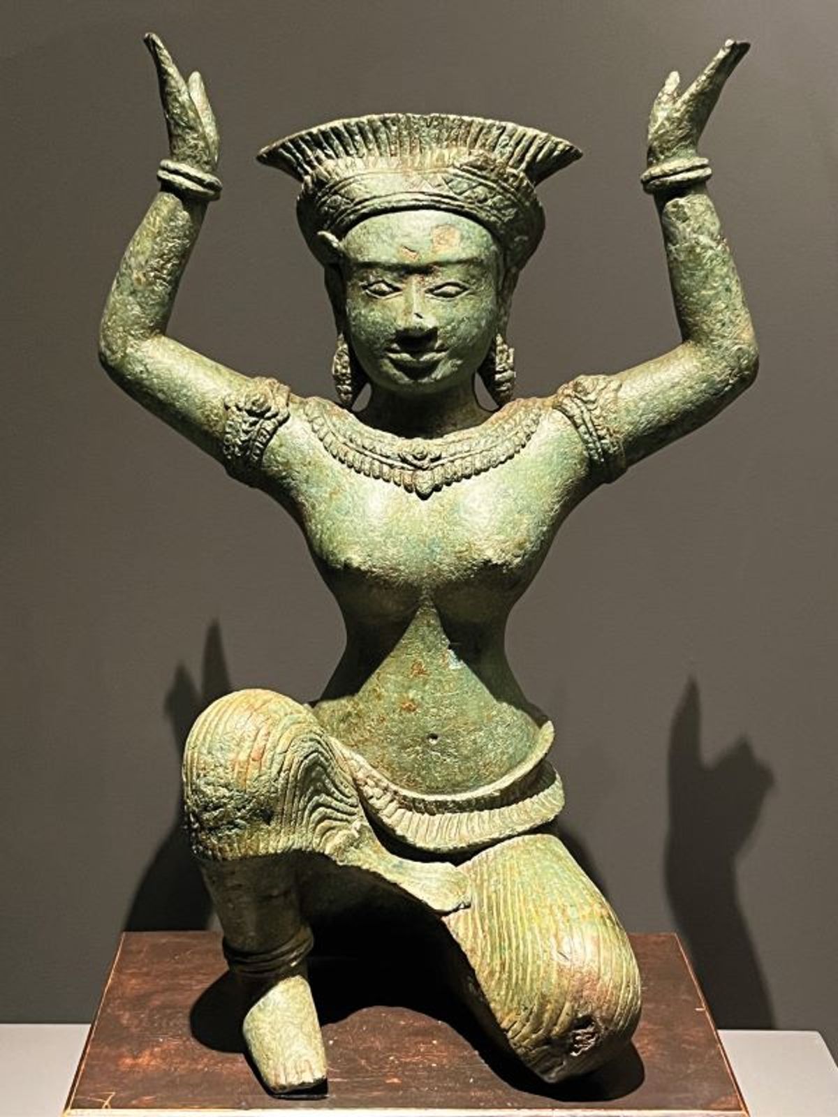 Personnage féminin agenouillé, époque angkorienne, première moitié du
XIIe siècle, Phnom Penh, Musée national du Cambodge. Photo Bérénice Geoffroy-Schneiter