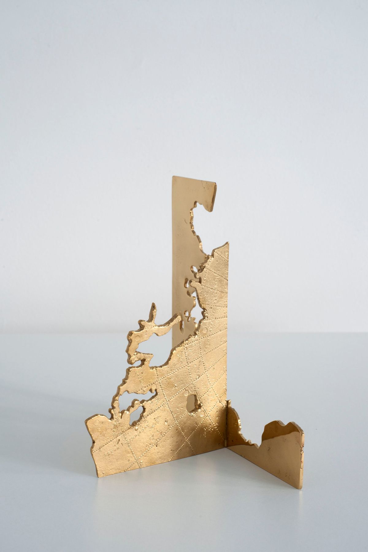 Nicolás Lamas, Moving Boundaries, 2020, bronze doré, 18,7 x 15,8 x 11,2 cm. © Galerie Meessen de Clercq, Bruxelles. Courtesy de l’artiste

