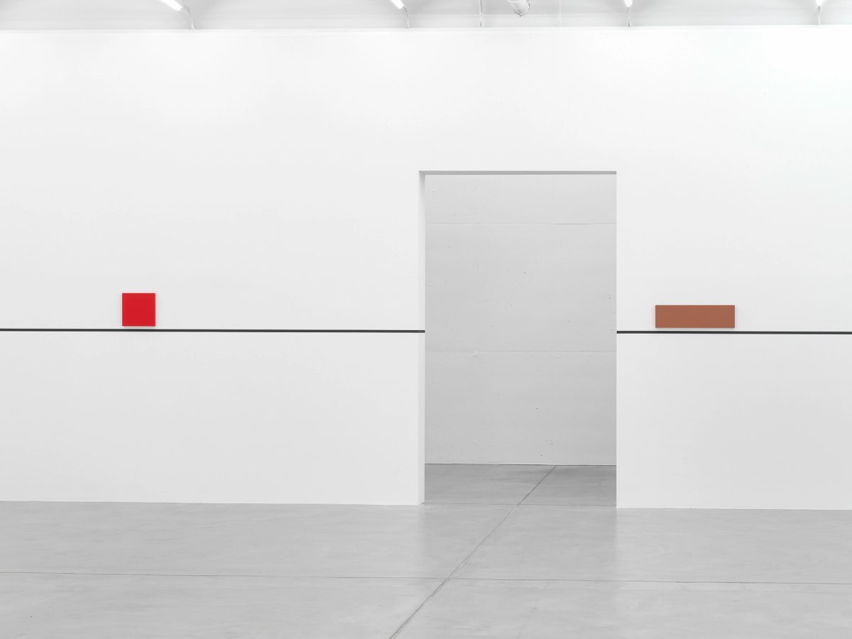 Vue de l'exposition « Gerwald Rockenschaub, bass+ (re)modification » à la Galerie Eva Presenhuber à Zurich. Galerie Eva Presenhuber