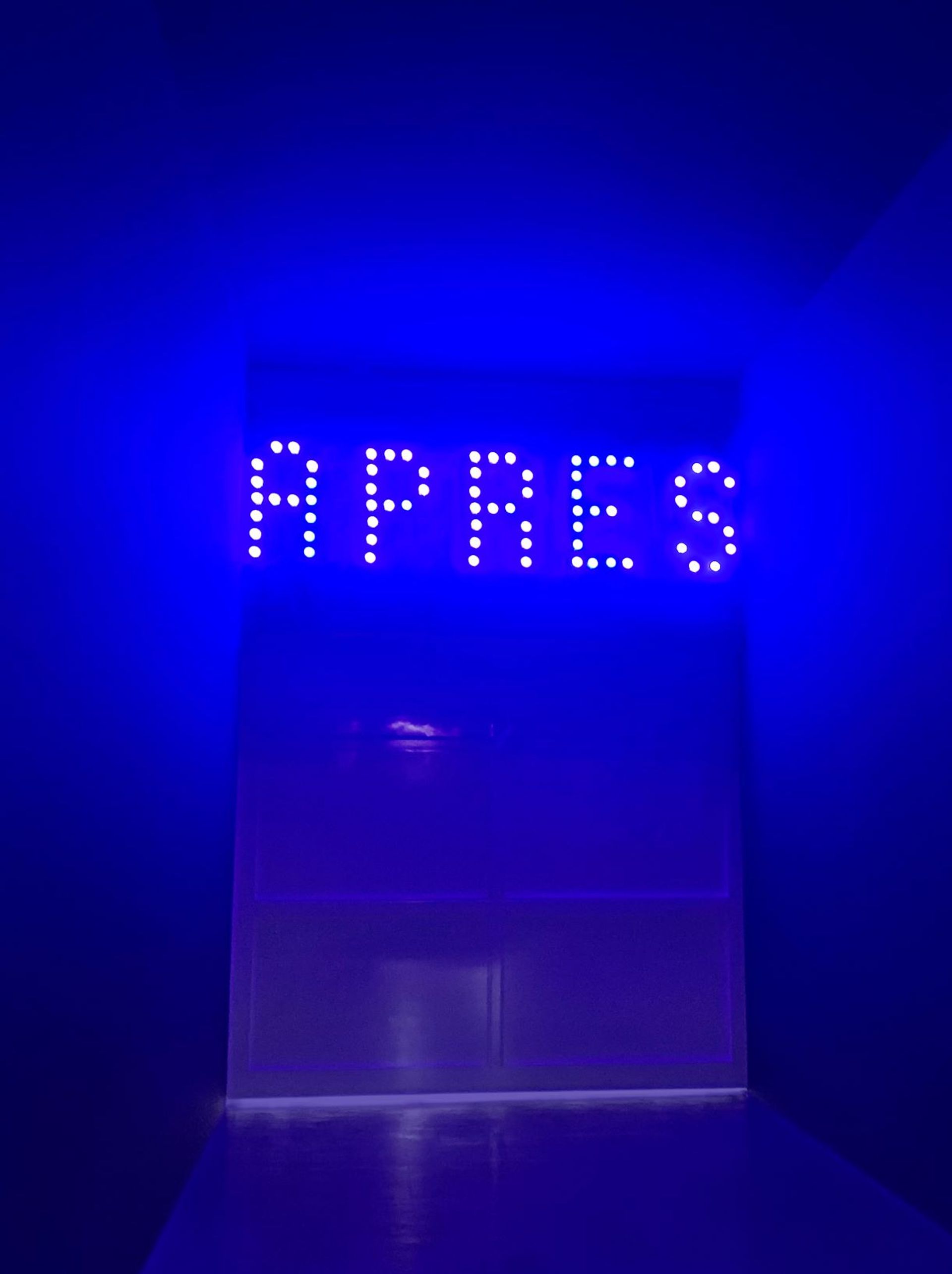 Christian Boltanski, Après, 2010, 72 douilles en laiton, 72 ampoules LED bleues, câble électrique, prise de courant. Courtesy de l’artiste et Marian Goodman Gallery, Paris/Londres/New York.