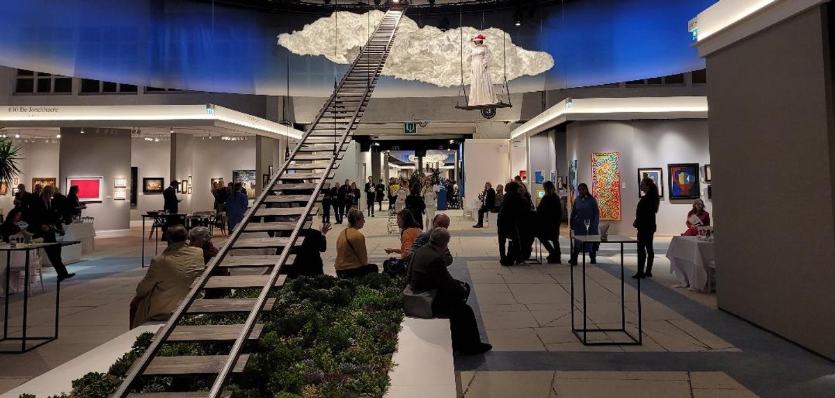 L'édition 2024 de la Brafa à Bruxelles, et sa scénographie en hommage au surréalisme. Photo A.C.