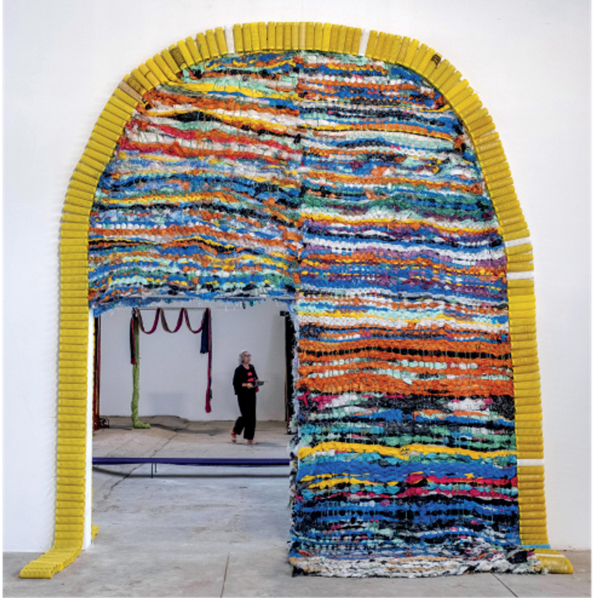 Moffat Takadiwa, Golden Doors, 2023, installation de sacs plastique, brosses à dents, bobines et matériaux divers, avec la collaboration d’Aymen Koundi, Aziz Hamlia, Aziz Rakm, Lotfi Hrizi, Adem el Ayeb, Ghada Loussaïf et Thouraya Loussaïf. Photo Nicolas Fauqué pour Talan l’Expo