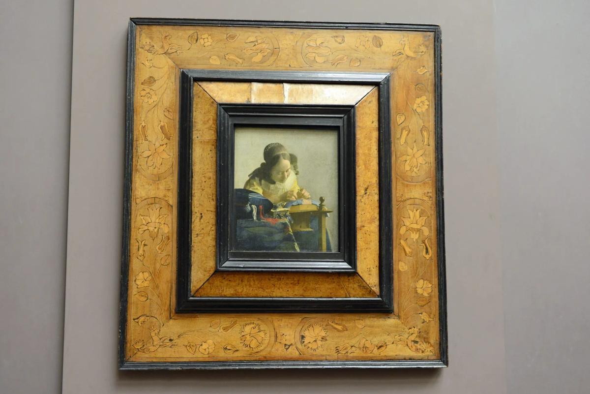 Johannes Vermeer, La Dentellière (1666-1668) au musée du Louvre, à Paris. Photo : Son of Groucho