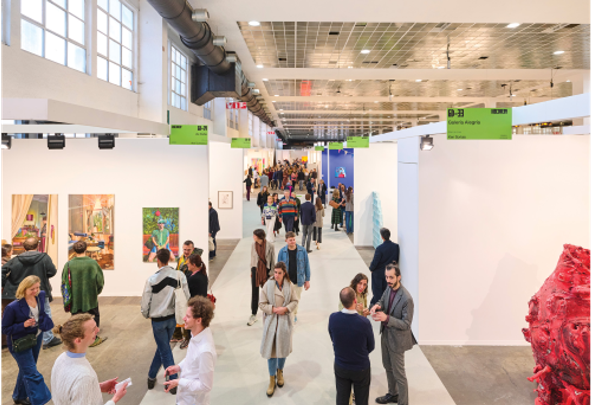 Vue de la Foire Art Brussels en 2023. © David Plas