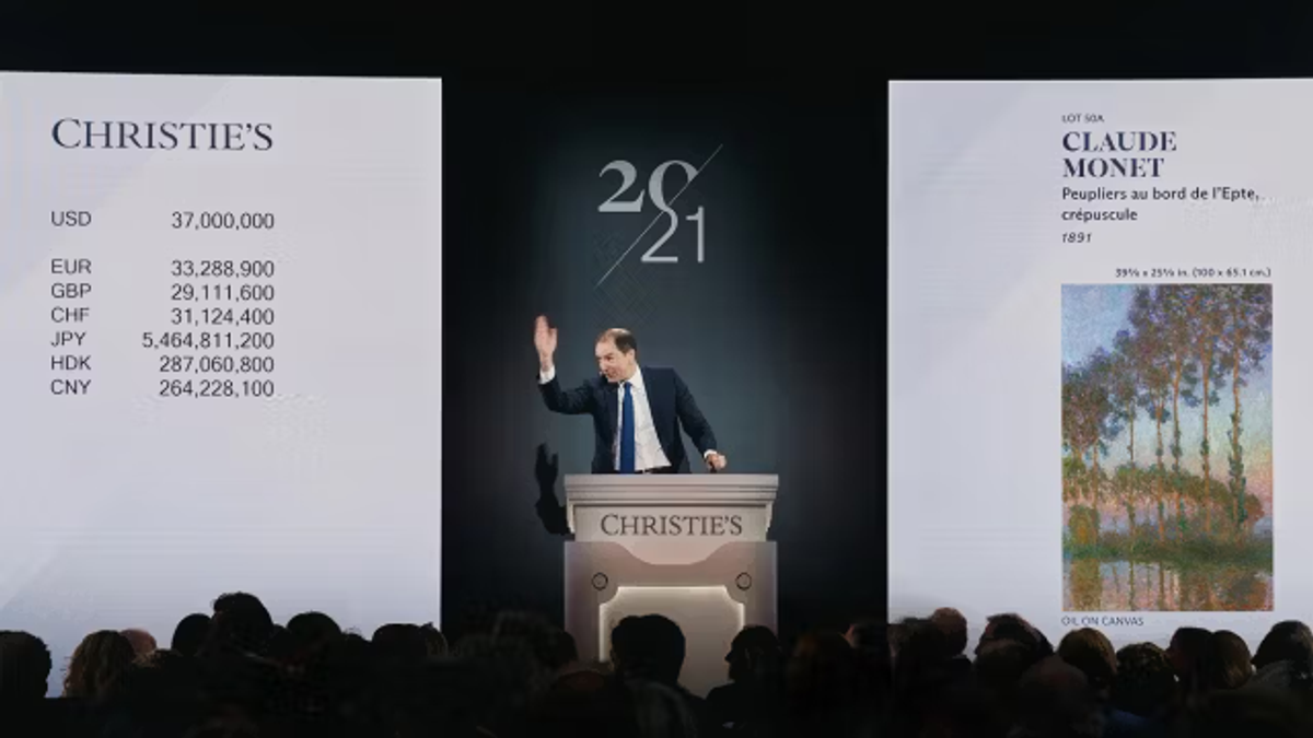 Adrien Meyer en train de vendre le top lot de la vente de Christie's d'art du XXe siècle le 12 mai, Peupliers au bord de l’Epte, crépuscule (1891) de Monet, vendu 37 millions de dollars au marteau. © Christie's