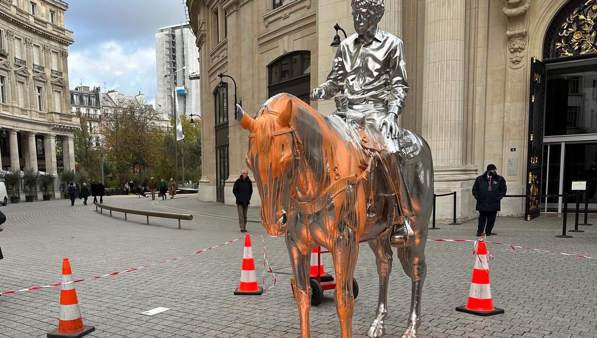 Le cheval argenté « Horse and rider » de Charles Ray couvert d’une peinture orange devant la Bourse de Commerce – Pinault Collection, à Paris. Photo : Philippe Régnier