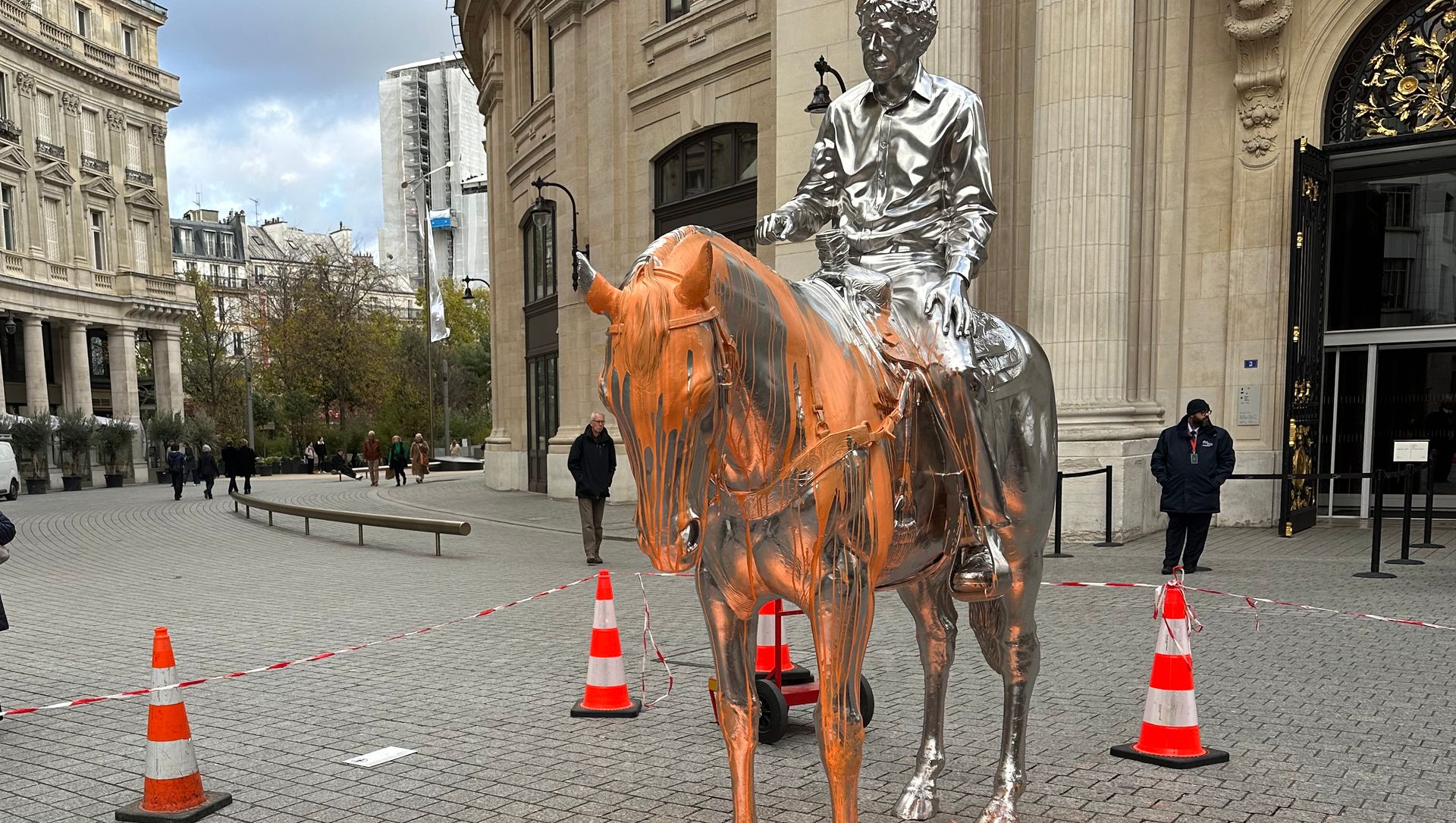 Le cheval argenté « Horse and rider » de Charles Ray couvert d’une peinture orange devant la Bourse de Commerce – Pinault Collection, à Paris. Photo : Philippe Régnier