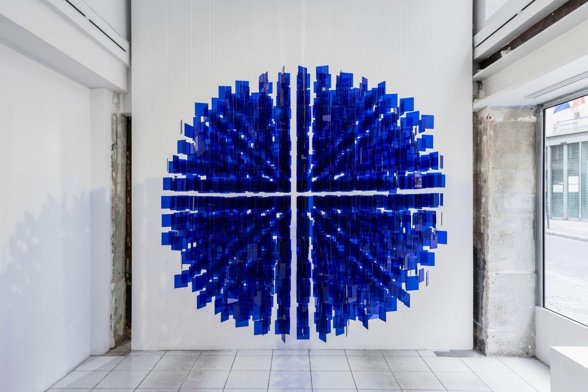Julio Le Parc, Sphère Bleue, 2018, Plexiglas et néons.
© Courtesy de l’artiste et Galleria Continua. Photo Allison Borgo