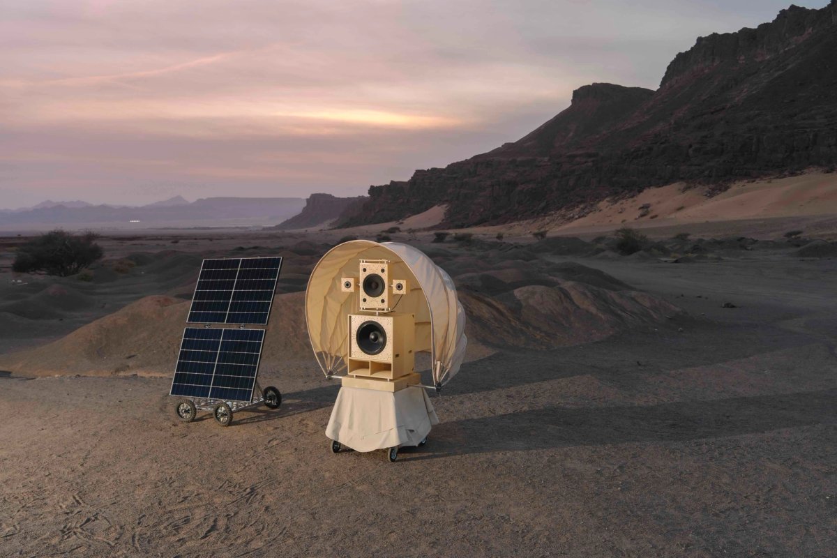 Sound system solaire mobile habillé de textile et orné de clous chromés, ancré dans la culture d’AlUla, créé par Paul Emilieu Marchesseau pour la Villa Hegra. Photo Lorenzo Arrigoni