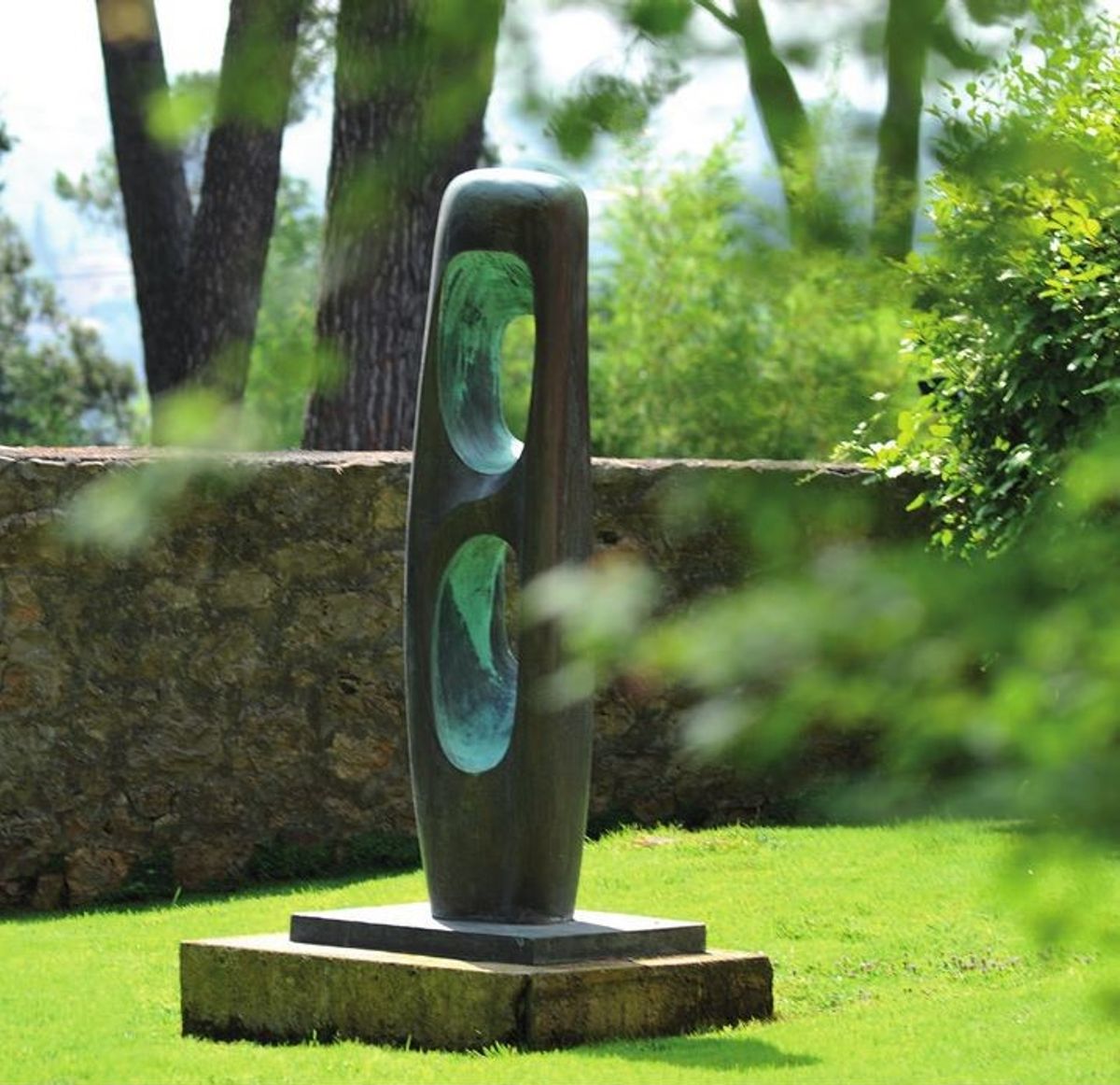 Barbara Hepworth, Figure (Walnut), 1964, bronze, Saint-Paul-de-Vence, Fondation Maeght. Photo Claude Germain