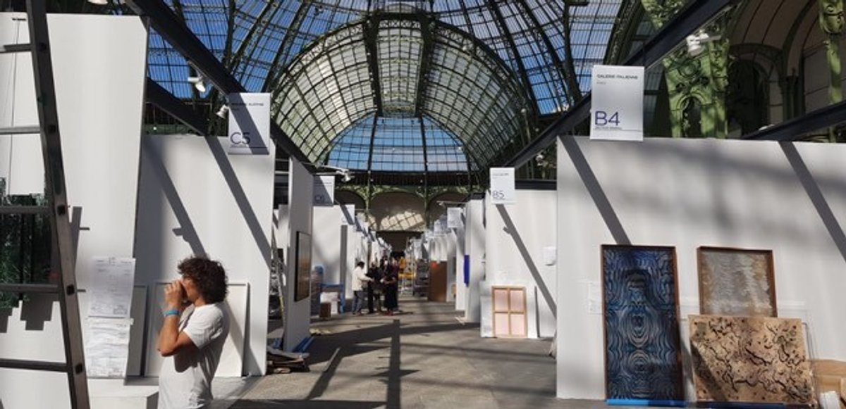 Les exposants en pleine installation, la veille de l’ouverture d’Art Paris 2020. © Thibaut David