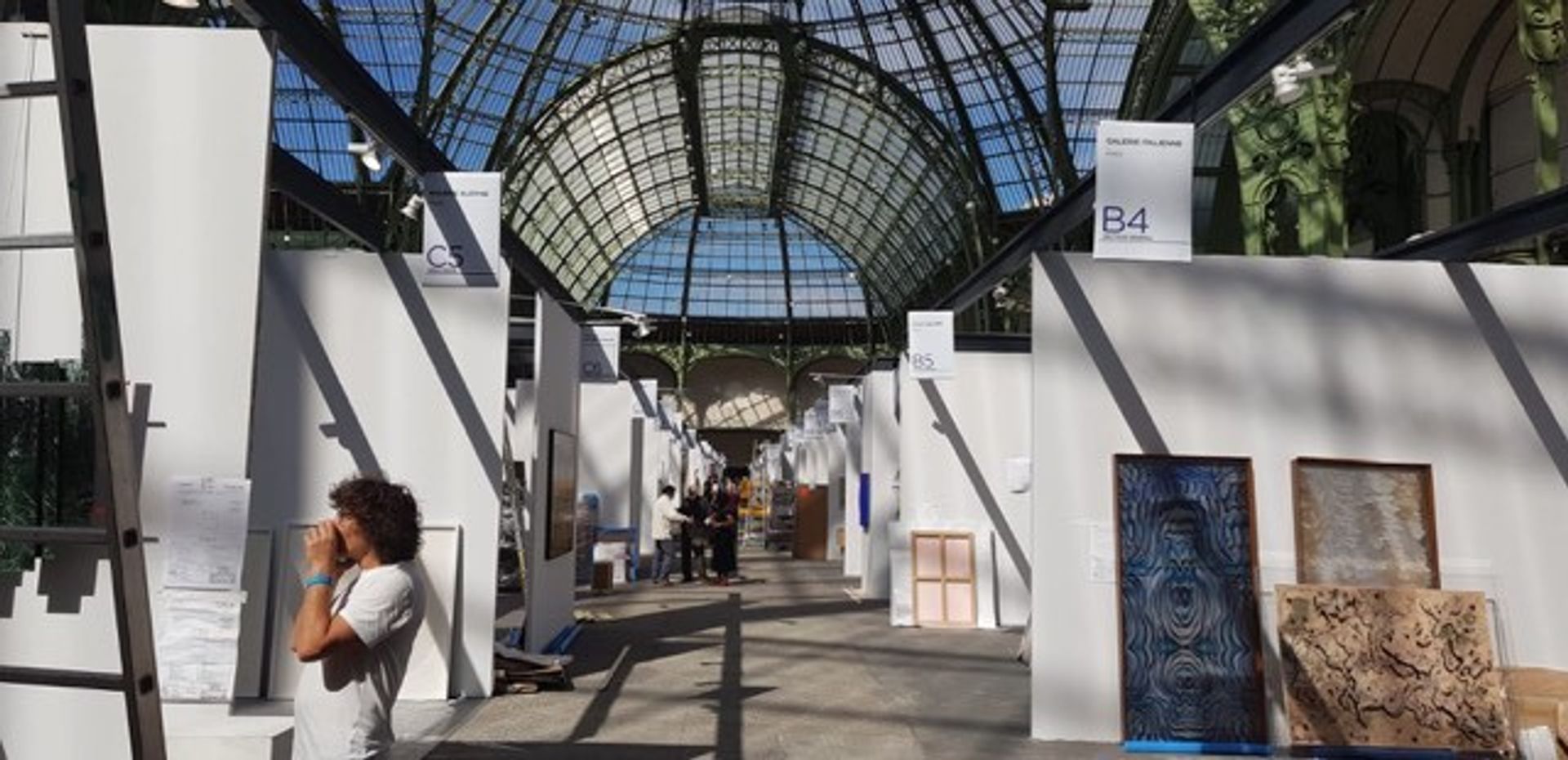 Les exposants en pleine installation, la veille de l’ouverture d’Art Paris 2020. © Thibaut David 