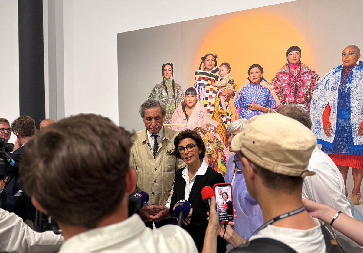 La ministre de la Culture, Rachida Dati, avec Patrick de Carolis, maire d'Arles, Françoise de Panafieu, présidente des Rencontres de la photographie d'Arles, et Christoph Wiesner, directeur des Rencontres, lors de la visite en avant-première des expositions de l'édition 2025, le 6 juillet. © Ministère de la Culture