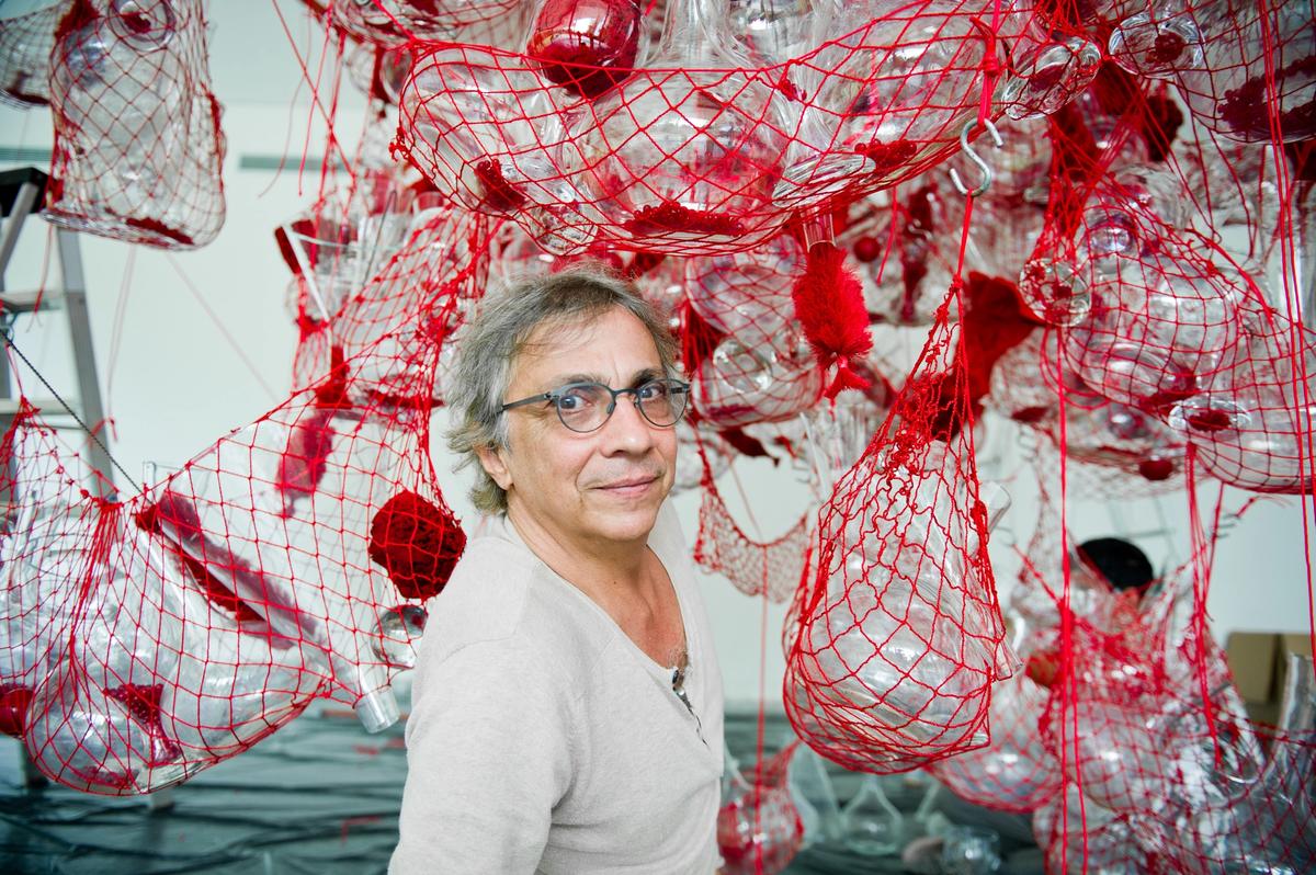 Tunga devant l’installation True Rouge, 1997, Inhotim. @ Daniela Paoliello