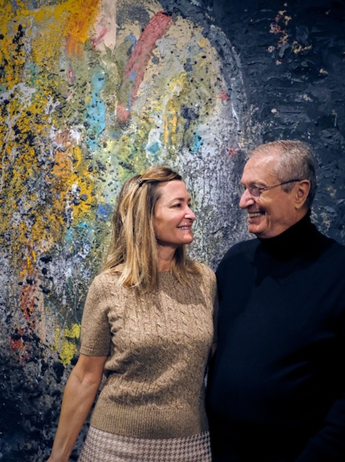 Anne-Céline et Pierre Donnersberg chez eux devant un tableau de Jim Dine.

Photo Alain-Charles Beau.