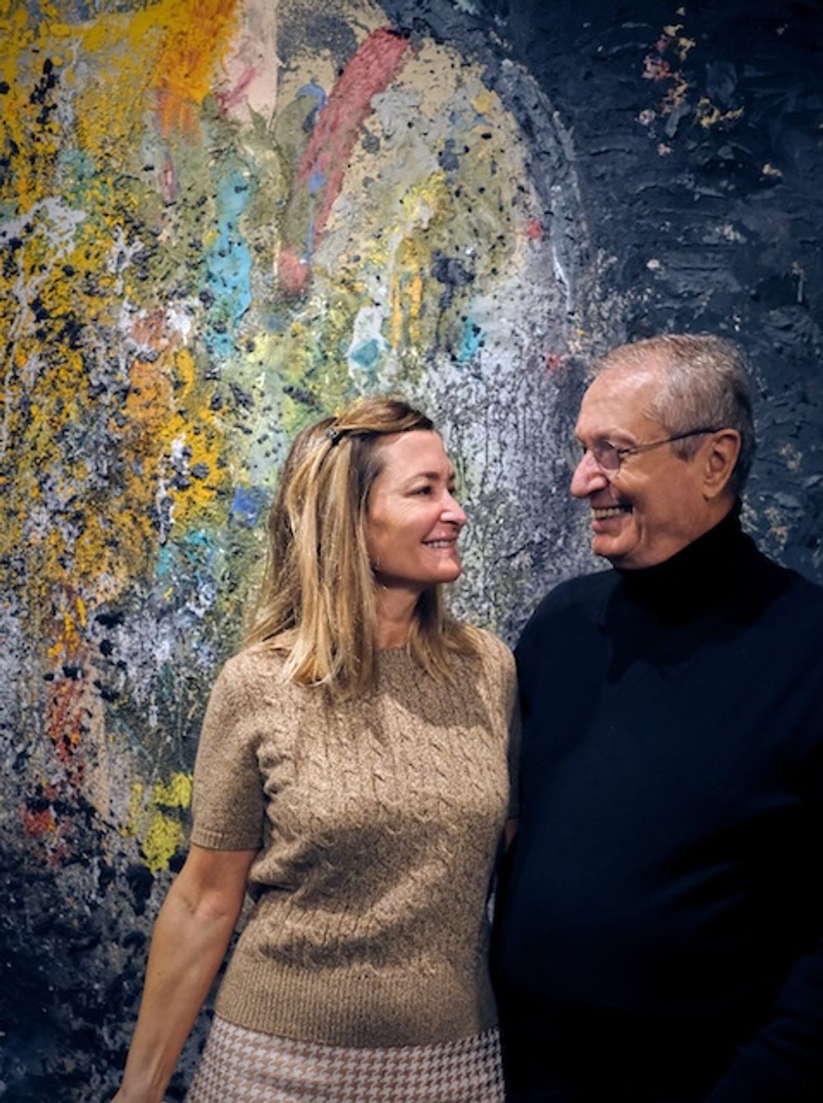 Anne-Céline et Pierre Donnersberg chez eux devant un tableau de Jim Dine.
Photo Alain-Charles Beau.