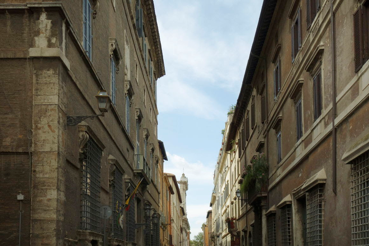 Le palais Donarelli Ricci, à droite, Via Giulia à Rome. © galerie Tim Van Laere