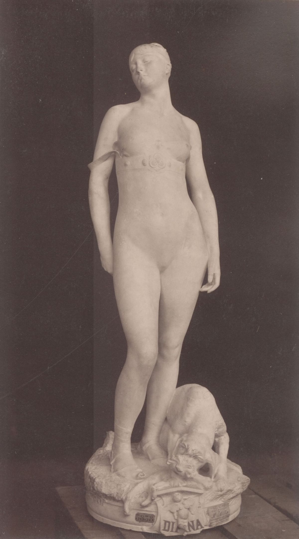 Photographie prise au Salon de 1888, Jean Dampt, Diane regrette la mort d’Actéon, 1887, marbre.
© Musée des Beaux-Arts de Dijon / archives documentaires