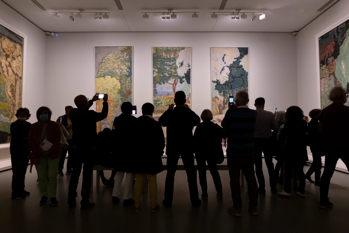 Visiteurs de l'exposition « La collection Morozov. Icônes de l’art moderne », à la Fondation Louis-Vuitton, à Paris. Pierre Bonnard, La Méditerranée. Triptyque. Étude à Saint-Tropez, 1911. Huiles sur toile, collection Ivan Morozov, 1911, commandé en janvier 1910, musée d'État de l’Ermitage, Saint-Pétersbourg
