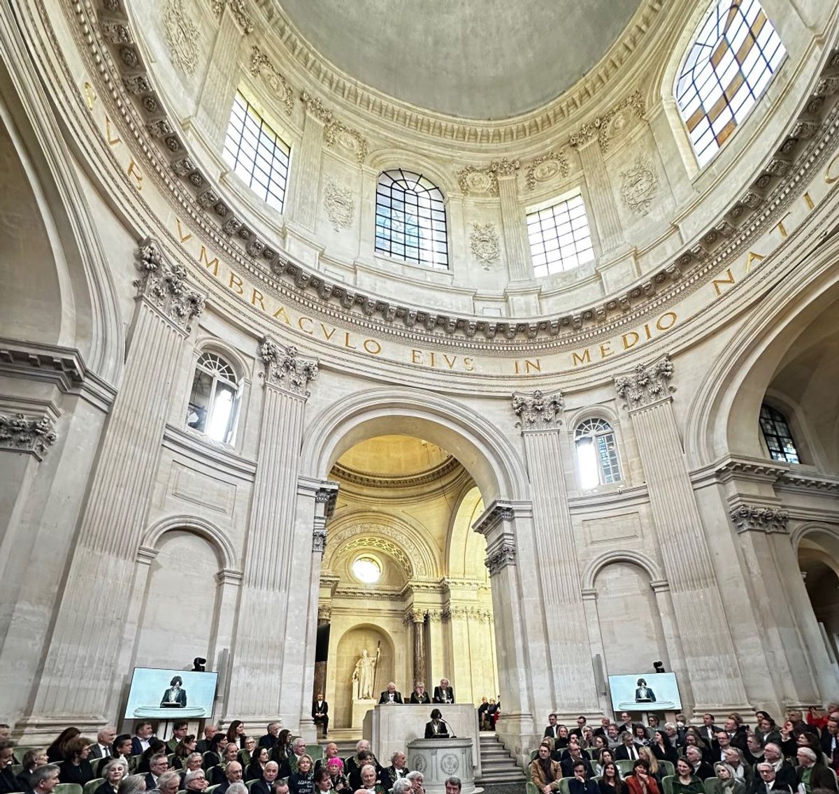 Valérie Belin prononçant son discours sous la coupole, le 4 février 2026. Photo Philippe Régnier
