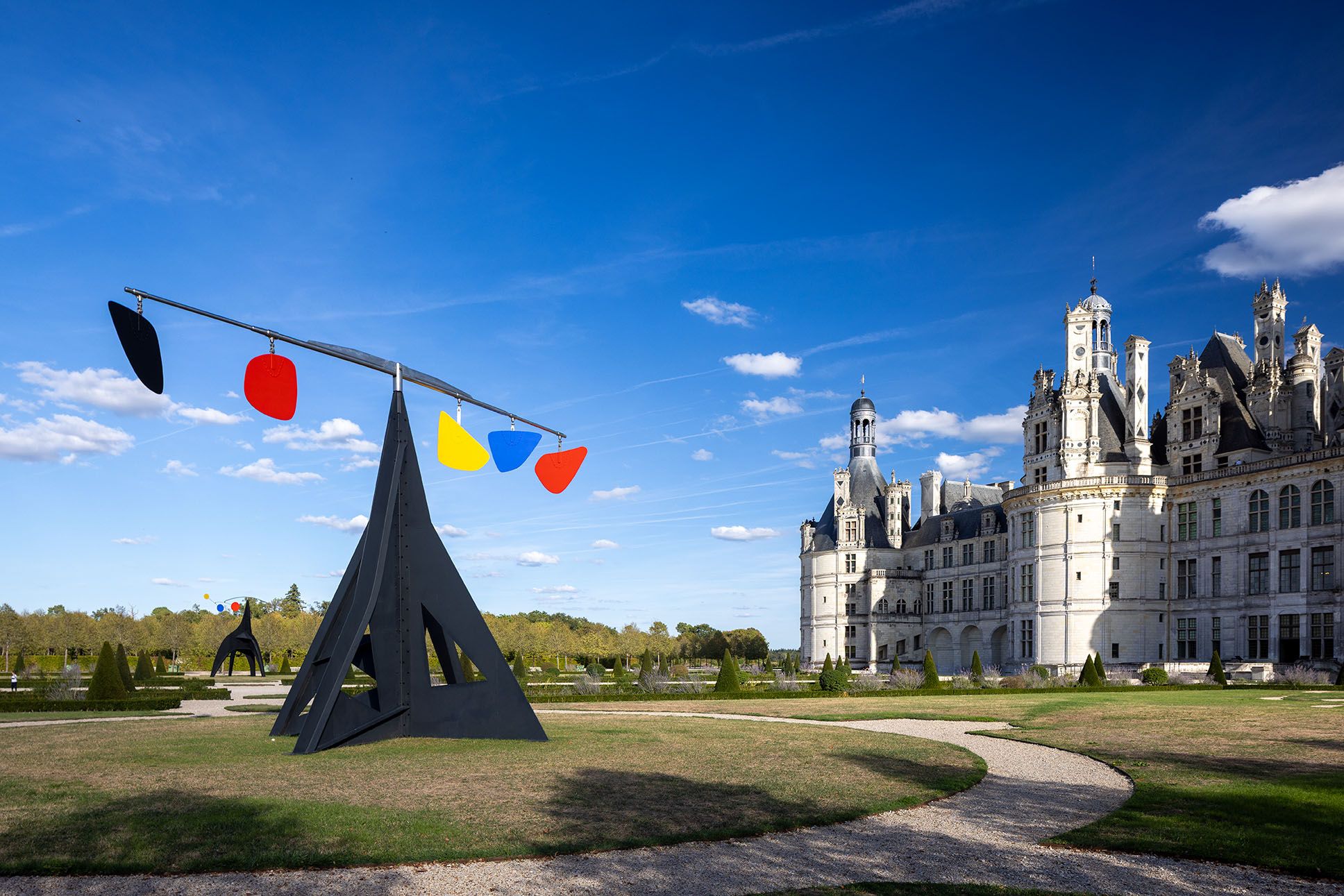Alexander Calder, Horizontal (1974) et Théâtre de Nice (1970), au domaine national de Chambord. © 2026 Calder Foundation, New York / Adagp, Paris. Crédit photographique : Tadzio