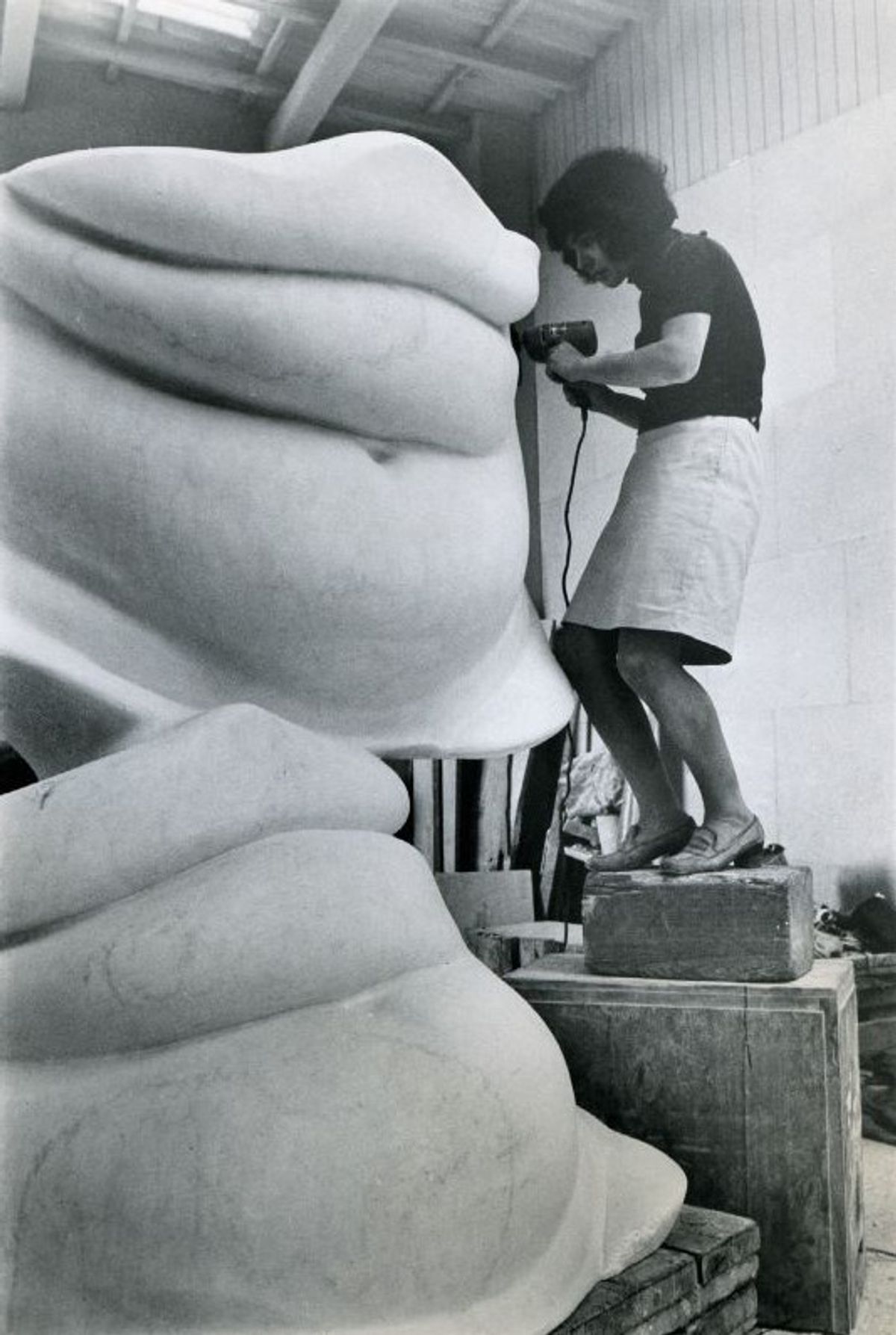 Roger Gain, Alina Szapocznikow travaillant sur Grands Ventres, 1968, photographie noir et blanc. Courtesy de l’Estate of Alina Szapocznikow